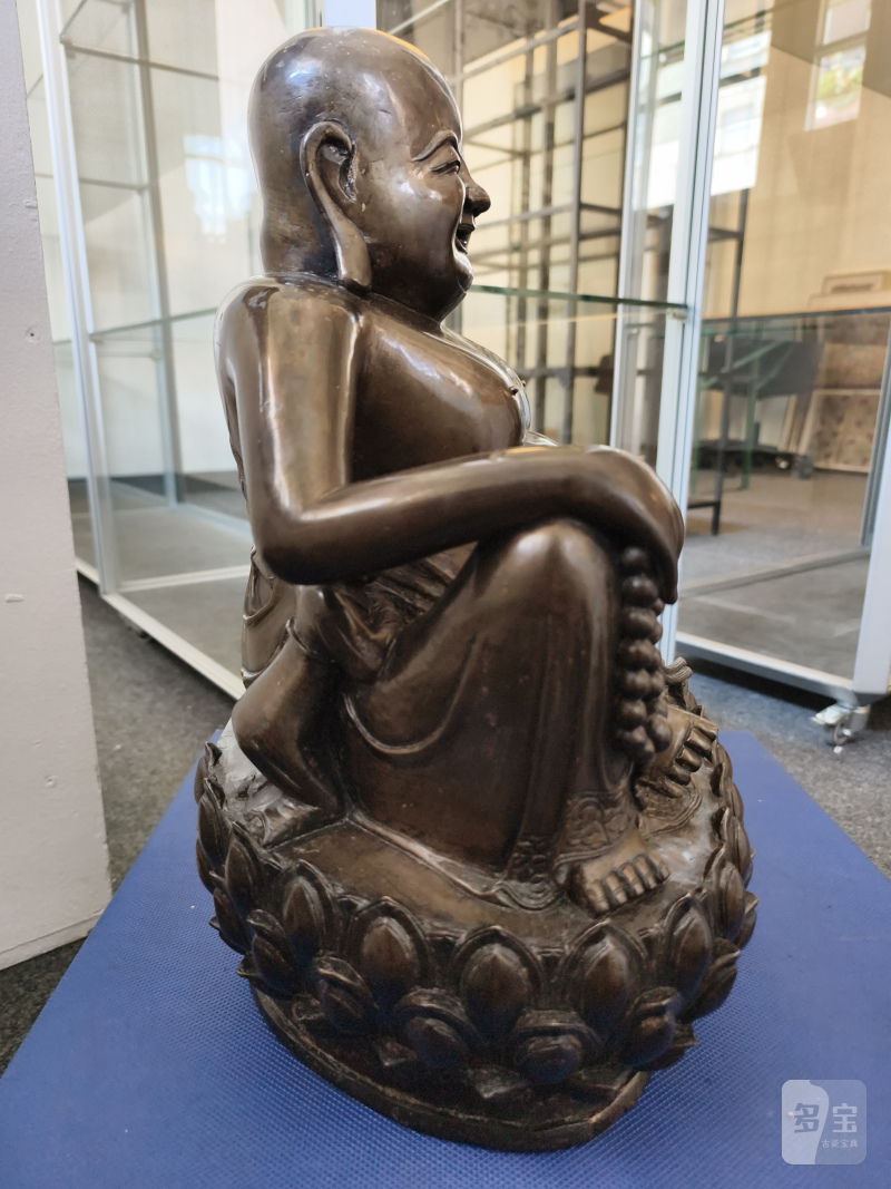 A large cast bronze figure of seated Budai with boys on a lotus pedestal - 图24
